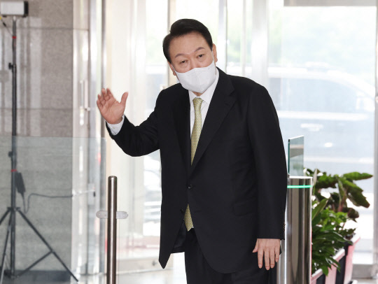 윤석열 대통령이 지난달 12일 서울 용산 대통령실 청사로 출근하며 기자들과 질의응답을 하고 있다. 연합뉴스